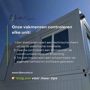 Onze vakmensen controleren een tijdelijke huisvesting unit op veiligheid vóór levering – elektricien, timmerman en schoonmaker.